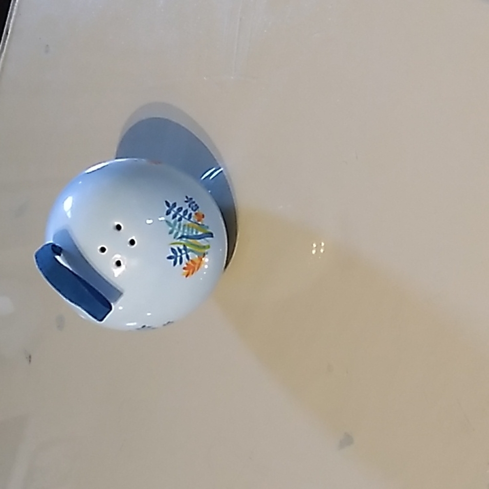 Porcelain potpourri diffuser. Excellent for linen closet.